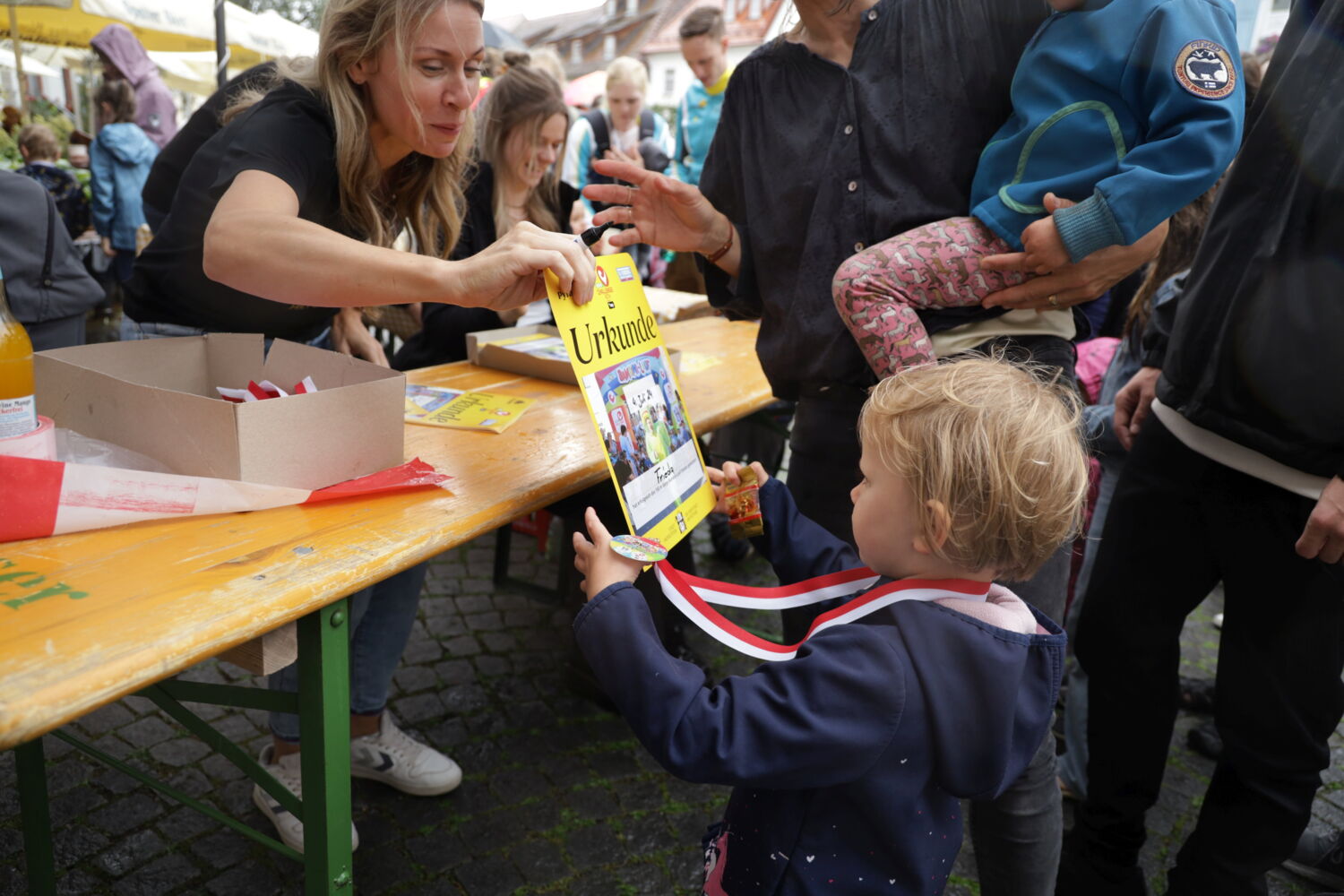 Bayern3-Party ein Fest für die Familie ein Kind bekommt eine Urkunde auf dem Fest