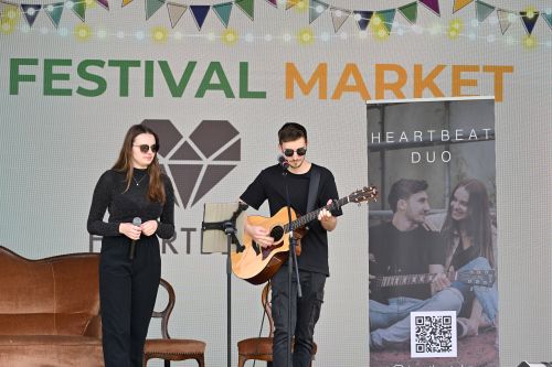 Das Heartbeat Duo auf der Bühne des Festival Market