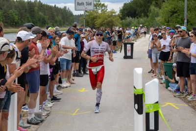 Athletes on the running course at the 2026 DATEV Challenge Roth