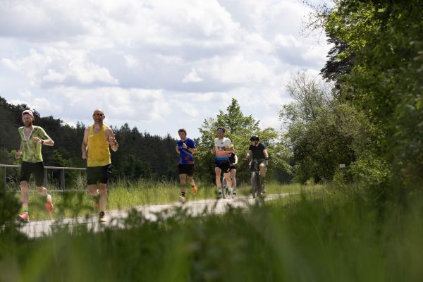 Die Kick-Off Teilnehmer auf der Laufstrecke.