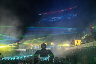 Athletes celebrate the 2026 DATEV Challenge Roth at the stadium