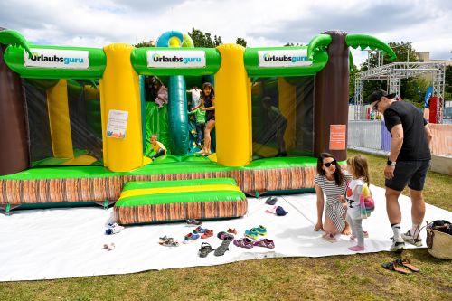 Eine Hüpfburg für Kinder auf dem Festival Market beim DATEV Challenge Roth