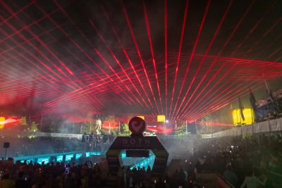 Athletes celebrate the 2026 DATEV Challenge Roth at the stadium
