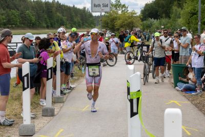 Athletes on the running course at the 2026 DATEV Challenge Roth