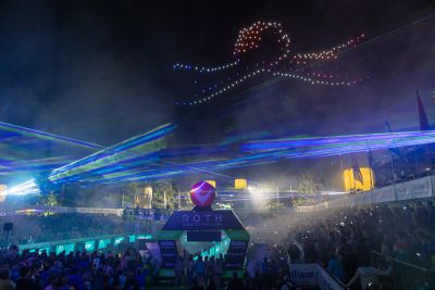 Athletes celebrate the 2026 DATEV Challenge Roth at the stadium
