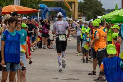 Athletes on the running course at the 2026 DATEV Challenge Roth