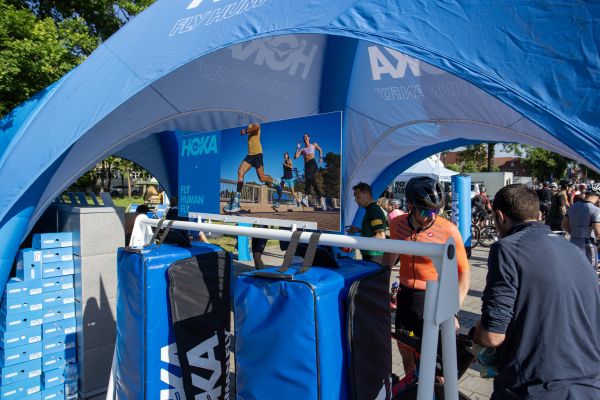 Der HOKA Stand auf der Kick-Off Expo 2024.