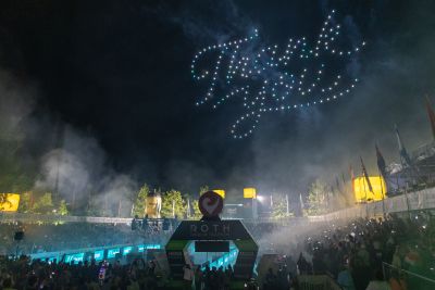 Athletes celebrate the 2026 DATEV Challenge Roth at the stadium