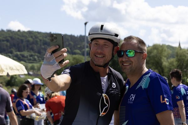 Ein Teilnehmer macht ein Selfie mit Felix Walchshöfer.
