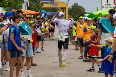 Athletes on the running course at the 2026 DATEV Challenge Roth