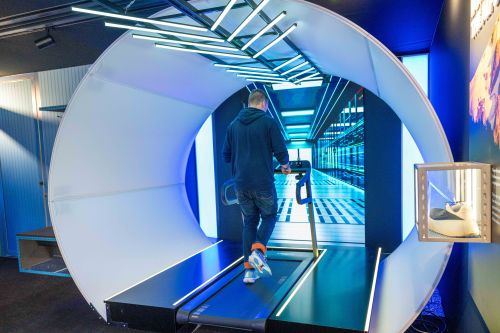 Laufanalyse in dem Hoka Stand auf der EXPO des DATEV Challenge Roth